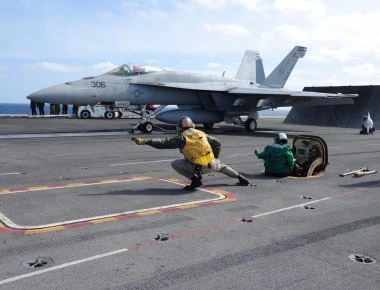 Το USS Theodore Roosevelt στον Κόλπο - Δείτε την απονήωση EA-18G μέσα από το πιλοτήριο